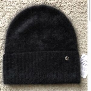 LULULEMON Fuzzy Cashmere Beanie.NWT.